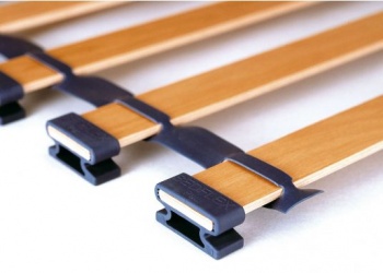 Detailaufnahme des BEDFLEX Lattenrostsystems, mit flexiblen, mehrlagigen Buchenholzlatten, die in robusten, selbsttragenden Gelenken aus synthetischem Kautschuk befestigt sind. Das innovative Design bietet maximale Stabilität, individuellen Komfort und eine effektive Belüftung zur Verhinderung von Schimmelbildung. Ideal für Schlafkojen auf Booten und Yachten.