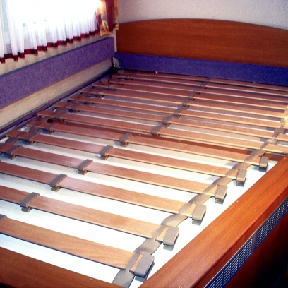 BEDFLEX Lattenrostsystem in einer Schlafkoje, bestehend aus hochwertigen, mehrlagigen Buchenholzlatten, die in selbsttragenden Gelenken aus synthetischem Kautschuk gelagert sind. Das rahmenlose, zusammenrollbare Design ermöglicht optimale Belüftung, verhindert Schimmelbildung und bietet individuell einstellbaren Schlafkomfort – ideal für Boote und Yachten.