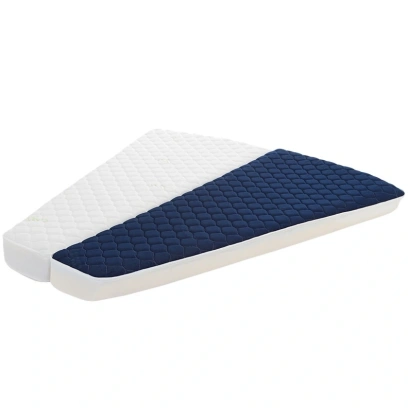 LAROMA TRAVEL Komfort-Matratzen in trapezförmiger Form, mit hochwertigem Bezugsmaterial in Weiß und Blau. Individuell anpassbar für optimalen Schlafkomfort an Bord. Die Matratzen bieten innovative Stützzonen, effektive Belüftung und eine waschbare Oberdecke – ideal für den mobilen Einsatz auf Booten und Yachten.